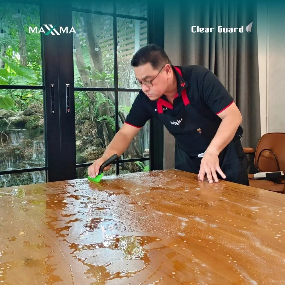 ช่างผู้เชี่ยวชาญไล่เก็บรายละเอียดทุกตารางนิ้วเพื่อความสมบูรณ์แบบสูงสุดของผิวสัมผัส
