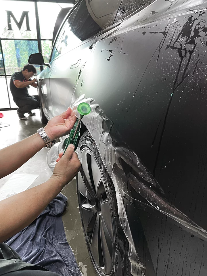 ฟิล์มใสกันรอย Clear Guard ELITE ติดตั้งบนประตูรถ