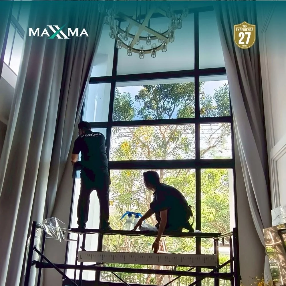 ภาพขั้นตอนการติดตั้งฟิล์มนิรภัยอาคาร MAXXMA และการเก็บรายละเอียดขอบกระจกบานใหญ่