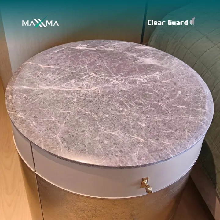 ฟิล์มกันรอยเฟอร์นิเจอร์ MAXXMA Clear Guard บนหน้าท็อปหินในห้องนอน
