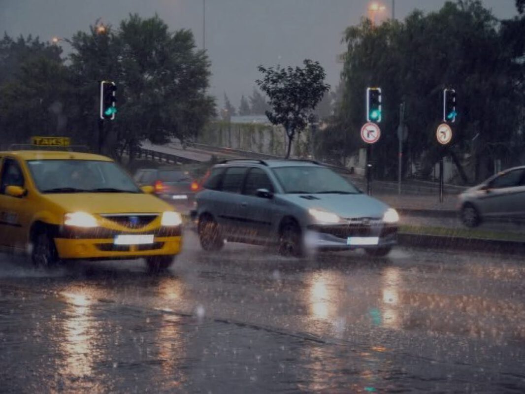 เปิดไฟหน้ารถขณะฝนตก — เพิ่มการมองเห็นให้ตัวคุณเองและให้รถคันอื่นมองเห็นคุณบนถนนที่ทัศนะวิสัยต่ำ