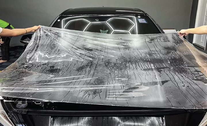 ฟิล์มปกป้องกระจกหน้ารถยนต์